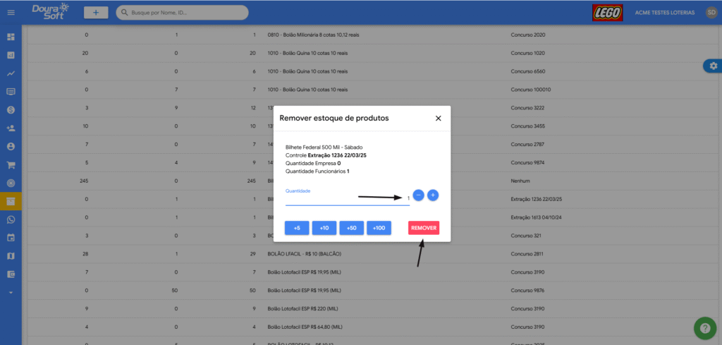 Uma interface de software do Sistema DouraSoft Online mostra um pop-up intitulado "Remover estoque de produtos" com detalhes do produto, botões de seleção de quantidade e um botão REMOVER vermelho destacado. O plano de fundo exibe uma lista de estoque de produtos.